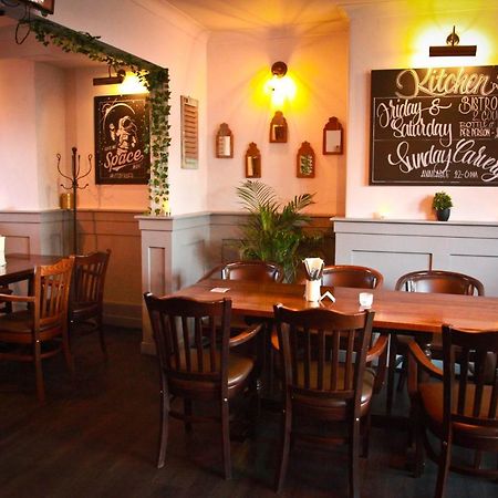 Rowton Poplars Hotel Честър Екстериор снимка