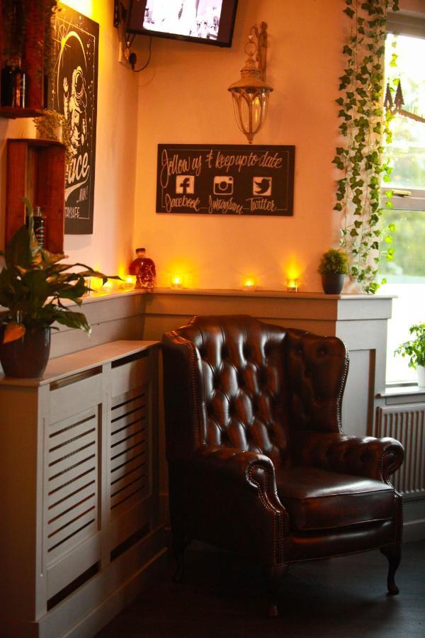 Rowton Poplars Hotel Честър Екстериор снимка