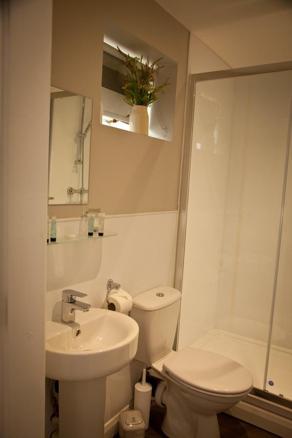 Rowton Poplars Hotel Честър Екстериор снимка